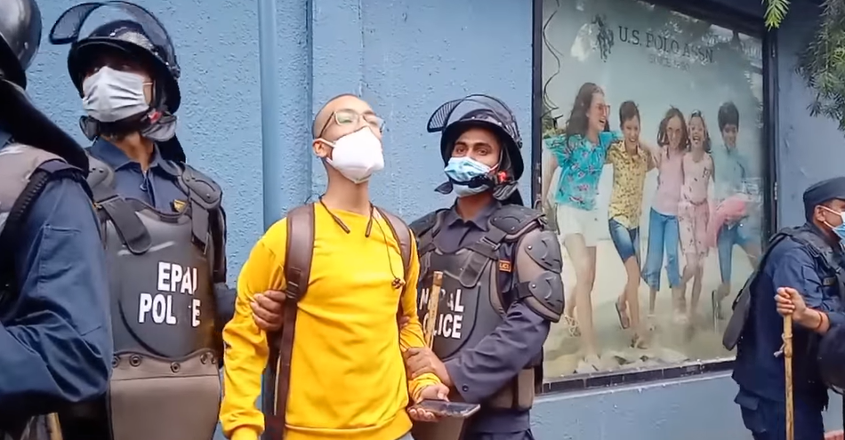 प्रहरीले पाखुरा समात्दा-समात्दै वाचन गरिएको एउटा कविता